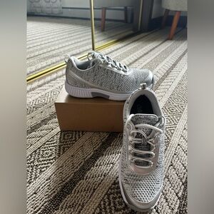 NIB Orthofeet Sandy Silver Athletic Shoes. Size 7.5